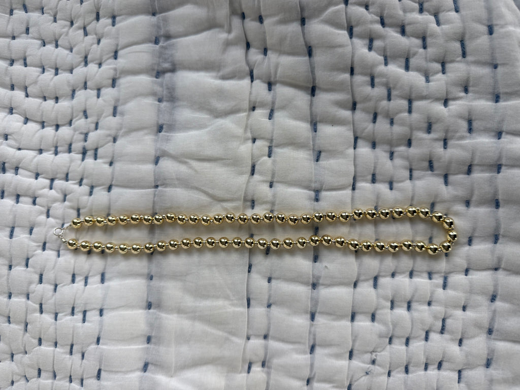Two-toned round beaded necklace