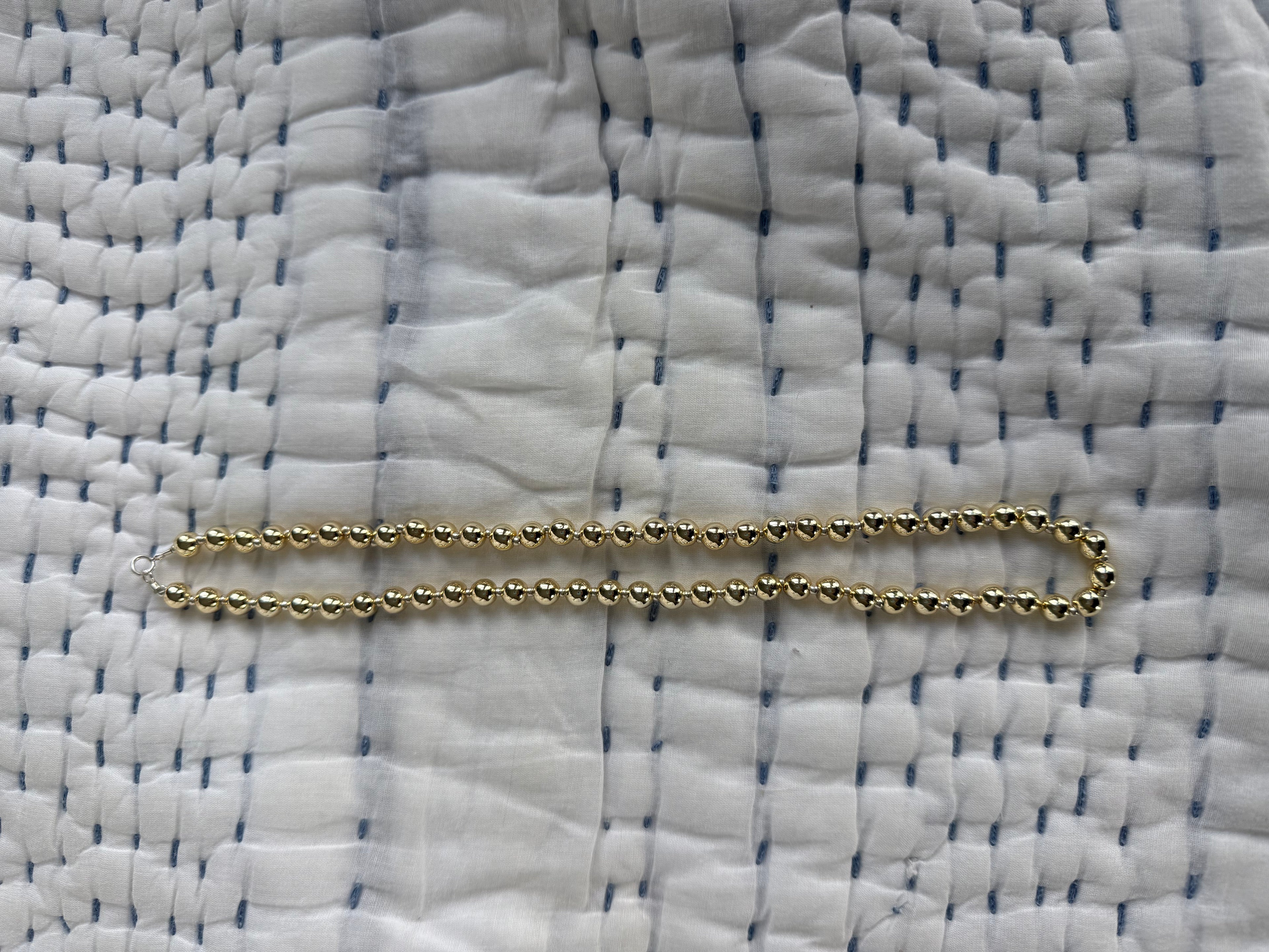 Two-toned round beaded necklace